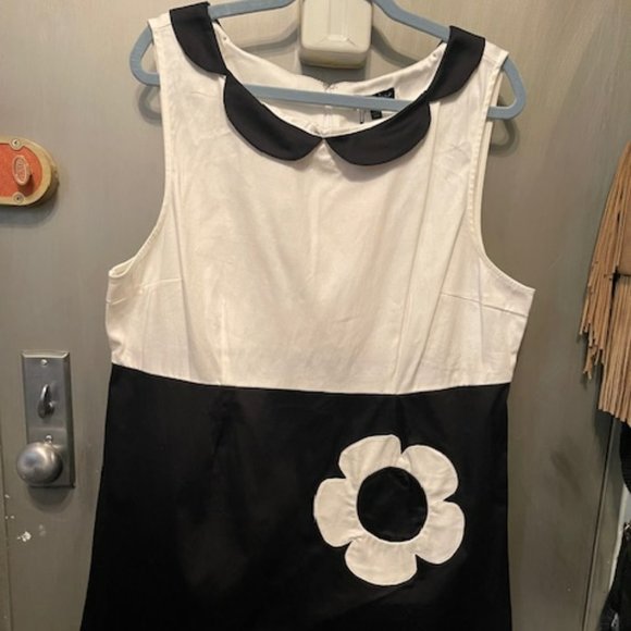 Smak Parlour Black & White Flower Model Maven Flare Dress - NWT - Picture 3 of 14
